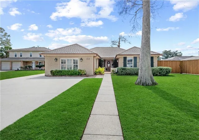 1st image of 304 Glenmeade Ct, Gretna, LA 70056 | MLS# 2545783