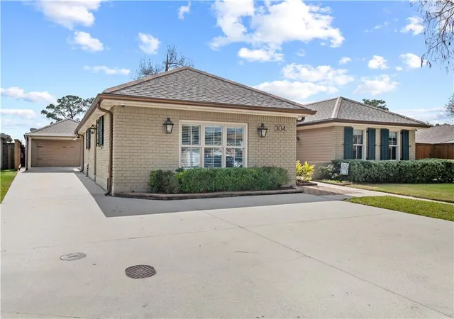 2nd image of 304 Glenmeade Ct, Gretna, LA 70056 | MLS# 2545783