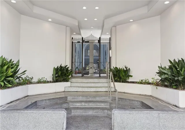 2nd image of 760 Magazine St, New Orleans, LA 70130