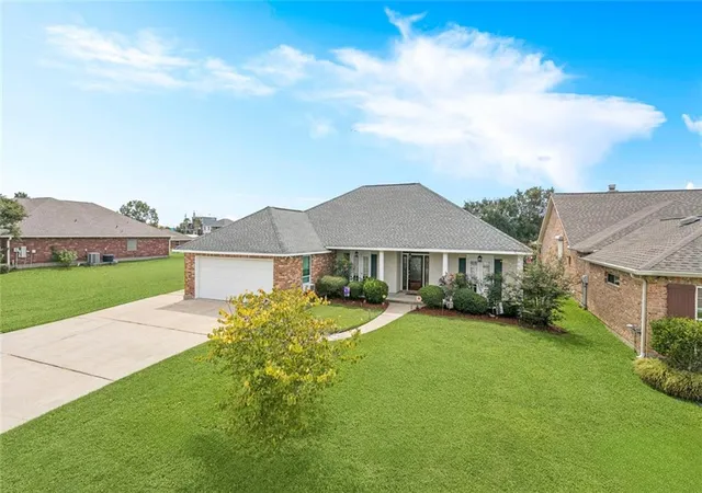 Photo 3 of Single family home for sale at 414 Moonraker Dr, Slidell, LA 70458 | MLS# 2547589 | Listing updated on 2026-07-10