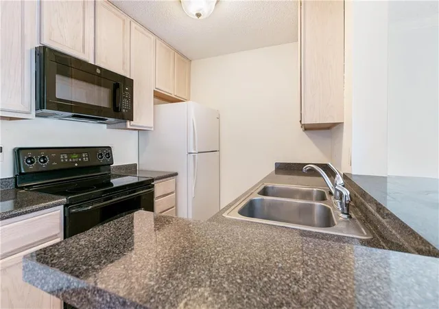 Homes for sale in Metairie, LA | 2511 Metairie Lawn Dr, Metairie, LA 70002