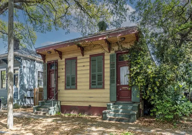 Photo 3 of Sale Pending at 735 Washington Ave, New Orleans, LA 70130 | MLS# 2548112 | Listing updated on 2026-03-19