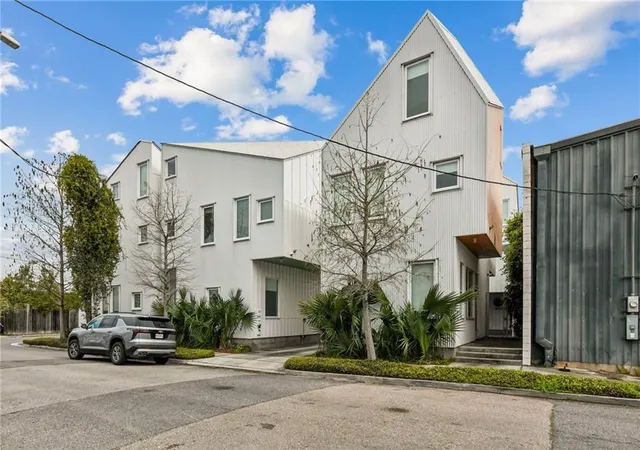 2nd image of 455 Ninth St, New Orleans, LA 70115