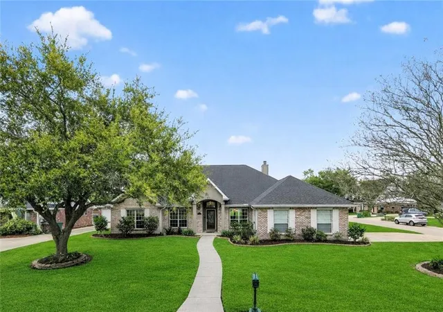 Homes for sale in La Place, LA | 145 Lakewood Dr, La Place, LA 70068 | MLS# 2548472