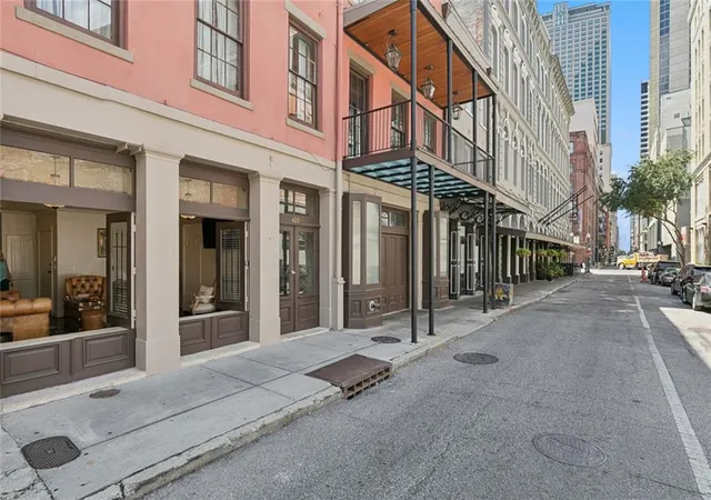 4th image of 420 Common St, New Orleans, LA 70130