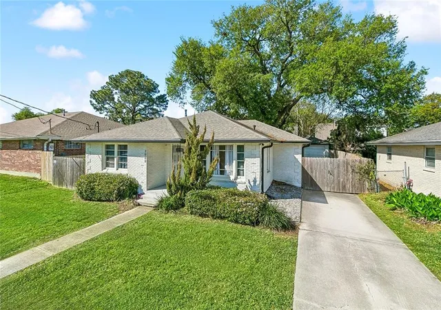 Homes for sale in Metairie, LA | 3008 Haring Rd, Metairie, LA 70006 | MLS# 2548939