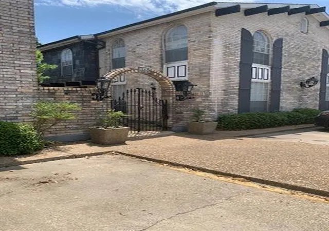 1st image of 3849 Ridgelake Dr, Metairie, LA 70002 | MLS# 2549634
