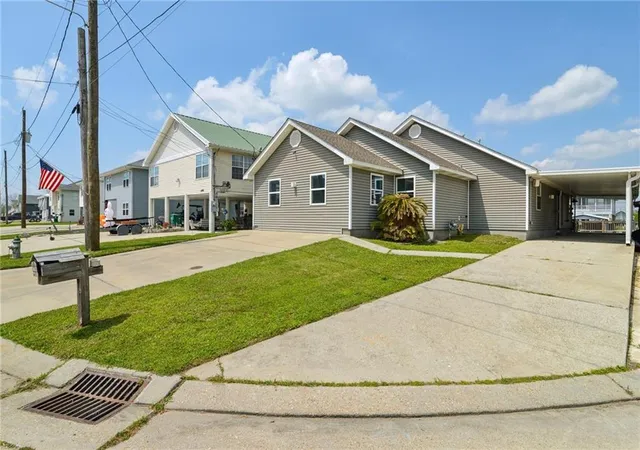 Photo 2 of Single family home for sale at 4886 Fran Ln, Barataria, LA 70036 | MLS# 2549881 | Listing updated on 2026-09-29