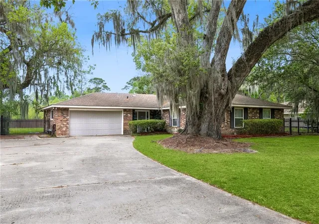 1st image of 230 Oak Ln, Mandeville, LA 70448 | MLS# 2550746
