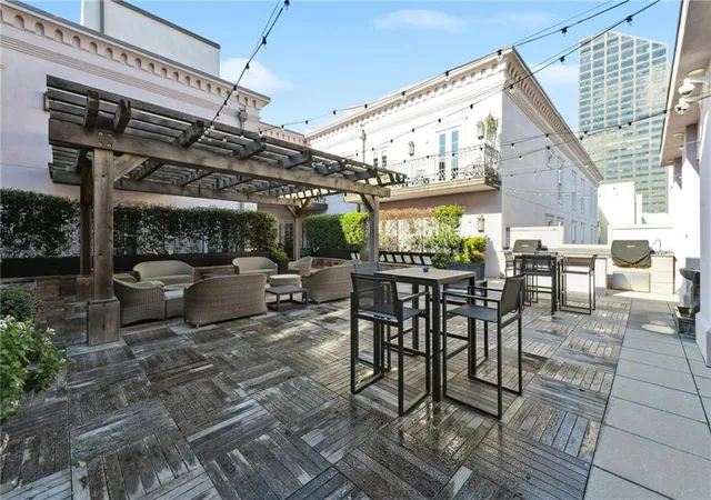 2nd image of 700 Magazine St, New Orleans, LA 70130