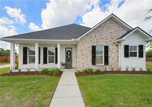 Homes for sale in Destrehan, LA | 310 Belle Ormond Cir, Destrehan, LA 70047 | MLS# 2548352