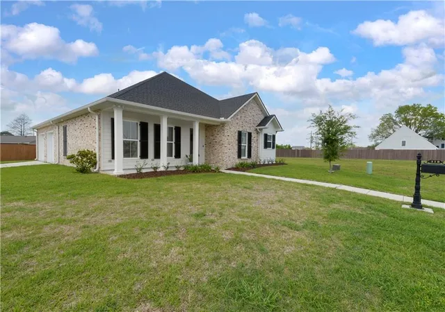 Homes for sale in Destrehan, LA | 310 Belle Ormond Cir, Destrehan, LA 70047 | MLS# 2548352