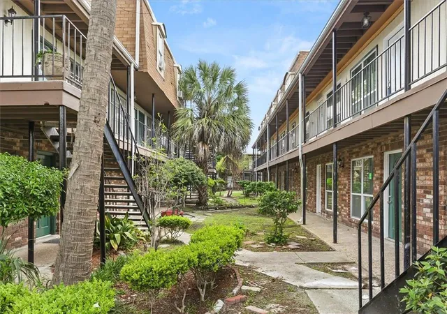 Homes for sale in Metairie, LA | 6220 Riverside Drive, Metairie, LA 70003 | Houzeo