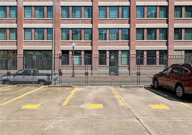 2nd image of 333 Julia St, New Orleans, LA 70130