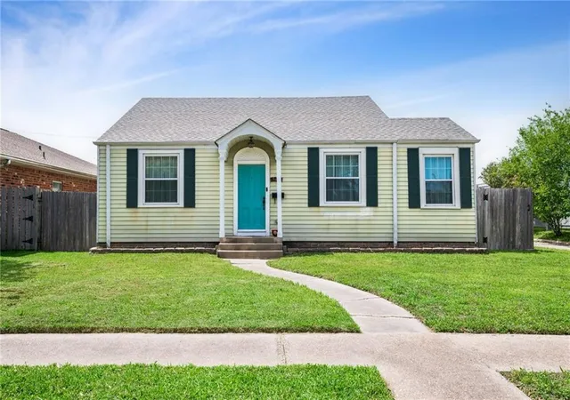 Photo 2 of Single family home for sale at 5720 Vicksburg St, New Orleans, LA 70124 | MLS# 2552540 | Listing updated on 2026-07-31