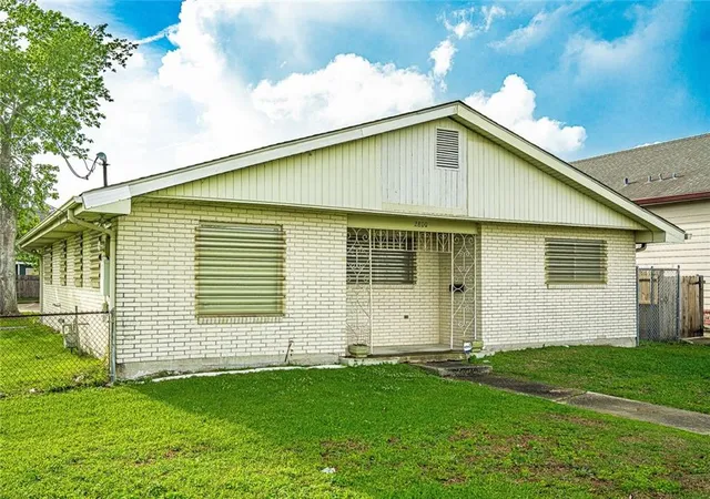 Homes for sale in Metairie, LA | 2800 Lake Villa Dr, Metairie, LA 70002 | MLS# 2552594