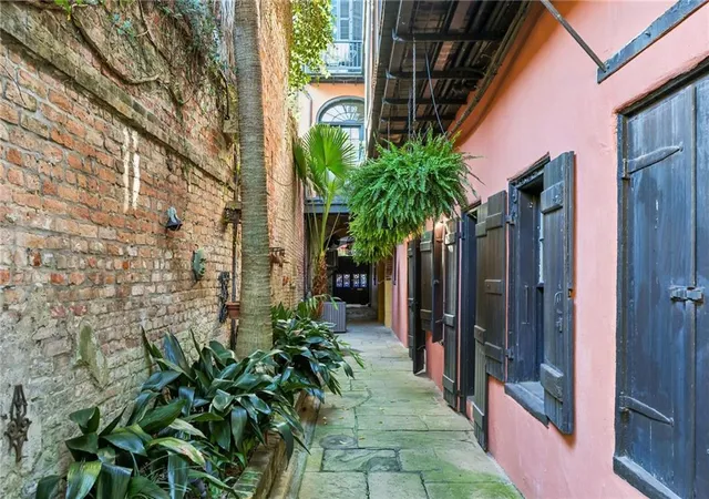 2nd image of 1231 Chartres St, New Orleans, LA 70116
