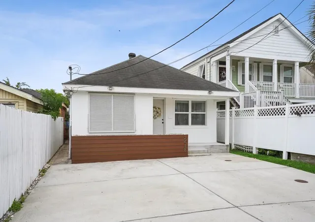 Homes for sale in New Orleans, LA | 2418 New York St, New Orleans, LA 70122 | MLS# 2553274