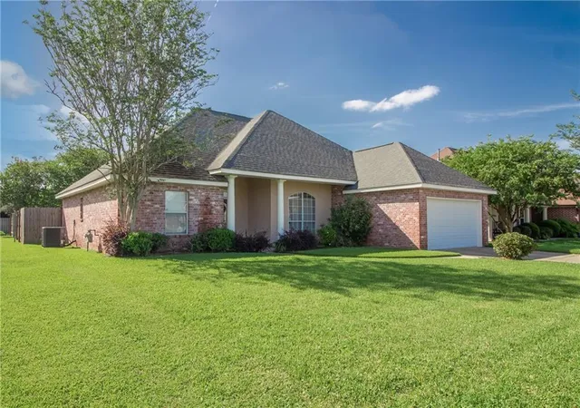 Homes for sale in La Place, LA | 300 Oak Point Dr, La Place, LA 70068 | MLS# 2553450