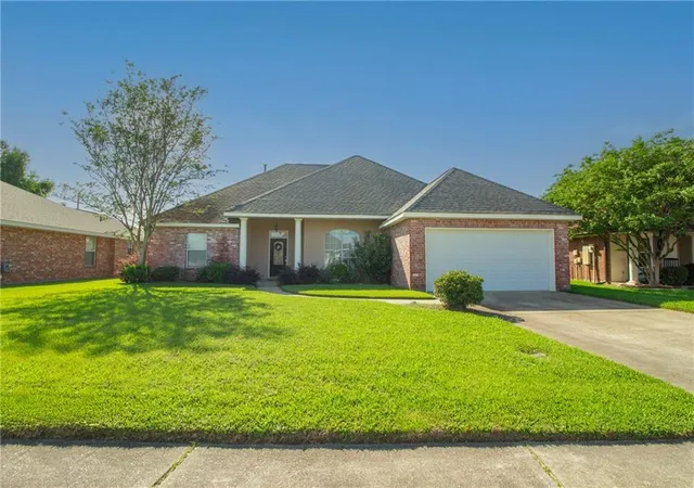 Homes for sale in La Place, LA | 300 Oak Point Dr, La Place, LA 70068 | MLS# 2553450