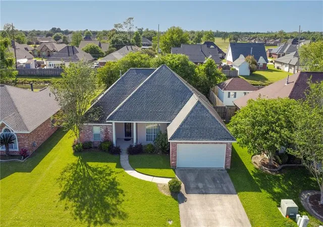 Homes for sale in La Place, LA | 300 Oak Point Dr, La Place, LA 70068 | MLS# 2553450