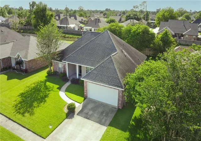 Homes for sale in La Place, LA | 300 Oak Point Dr, La Place, LA 70068 | MLS# 2553450