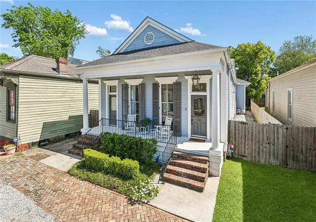 2nd image of 825 Pleasant St, New Orleans, LA 70115 | MLS# 2551838