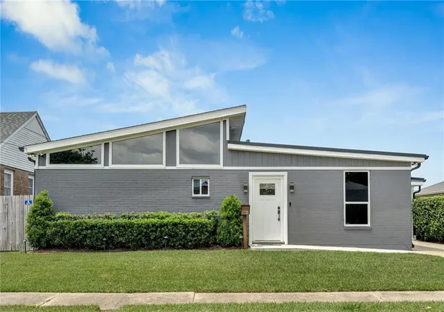 Homes for sale in Metairie, LA | 1324 Poinsetta St, Metairie, LA 70005 | MLS# 2553434