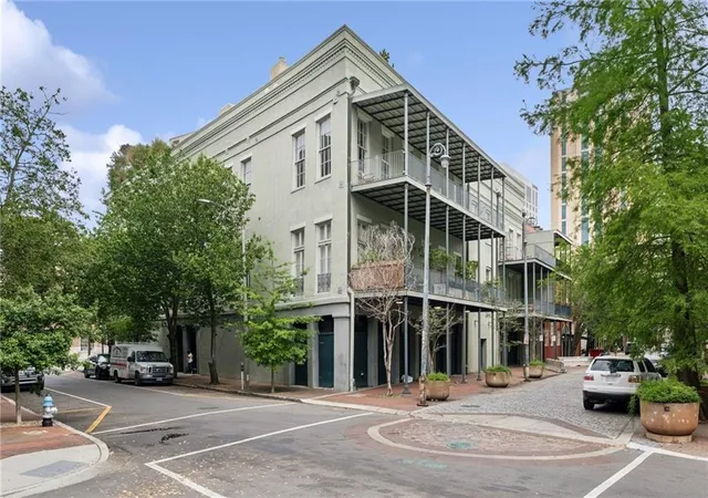 Listing Photo 4 - Condo for sale in building located at 225 Girod St, New Orleans, LA 70130 - Unit #302