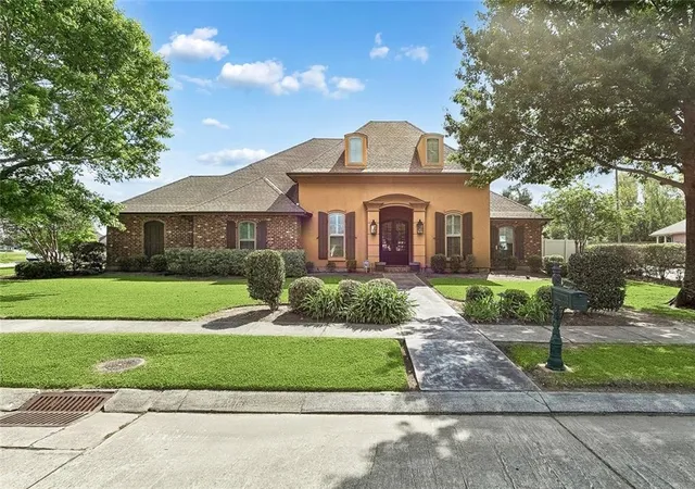 Homes for sale in Luling, LA | 207 Lac Verret Dr, Luling, LA 70070 | MLS# 2553624