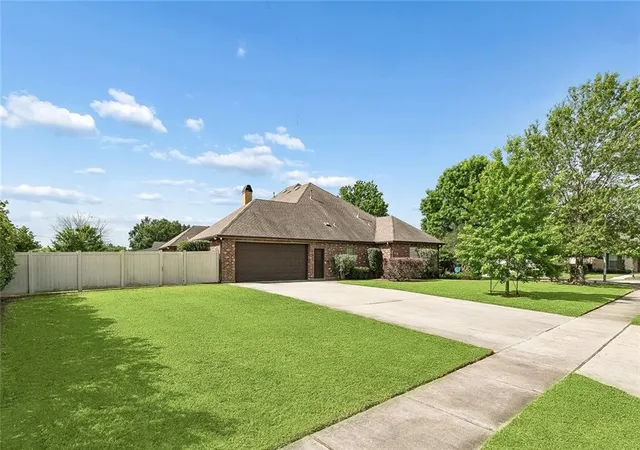 Homes for sale in Luling, LA | 207 Lac Verret Dr, Luling, LA 70070 | MLS# 2553624