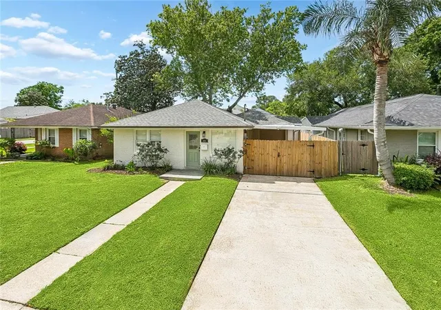 Homes for sale in Metairie, LA | 1104 Helios Ave, Metairie, LA 70005 | MLS# 2553881