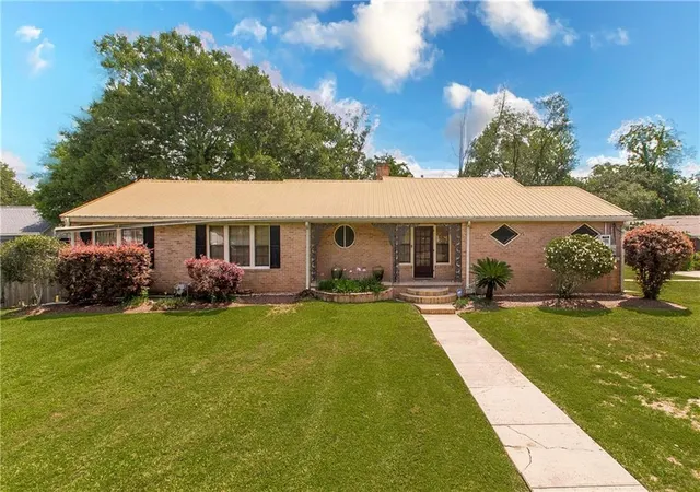 Photo 1 of Single family home for sale at 350 S 5th Street, Ponchatoula, LA 70454 | MLS# 2554375 | Listing updated on 2026-06-15