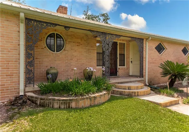 Photo 2 of Single family home for sale at 350 S 5th Street, Ponchatoula, LA 70454 | MLS# 2554375 | Listing updated on 2026-06-15