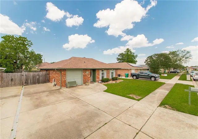 Homes for sale in Kenner, LA | 432 Bertolina Dr, Kenner, LA 70065 | MLS# 2554956
