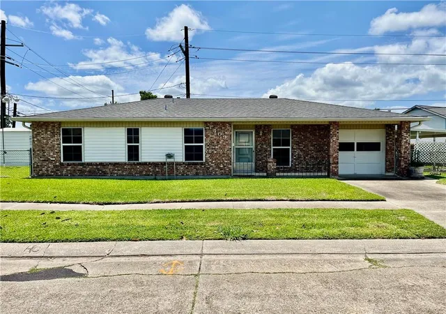 Homes for sale in La Place, LA | 1409 Glendale Dr, La Place, LA 70068 | MLS# 2555492