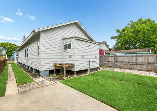 Homes for sale in New Orleans, LA | 2644 Gladiolus St, New Orleans, LA 70122 | MLS# 2554642