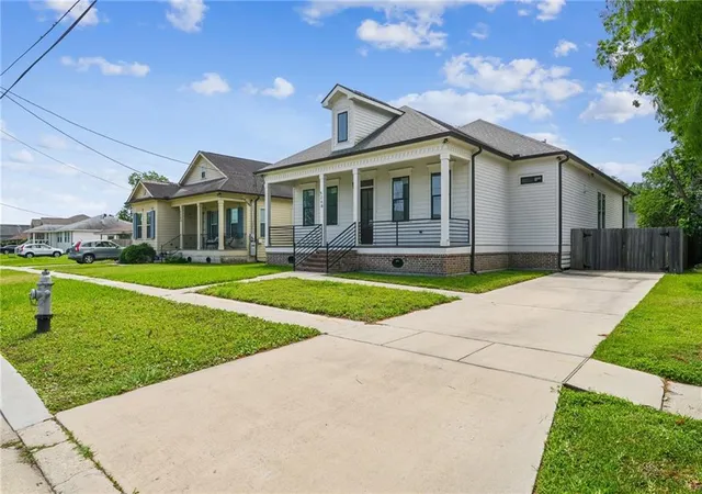 Homes for sale in New Orleans, LA | 5268 Warrington Dr, New Orleans, LA 70122 | MLS# 2555192