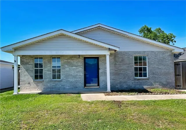 Homes for sale in Marrero, LA | 2704 Bayou Vista Dr, Marrero, LA 70072 | MLS# 2556570