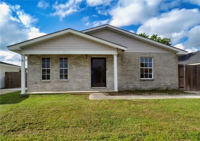 Homes for sale in Marrero, LA | 2704 Bayou Vista Dr, Marrero, LA 70072 | MLS# 2556570