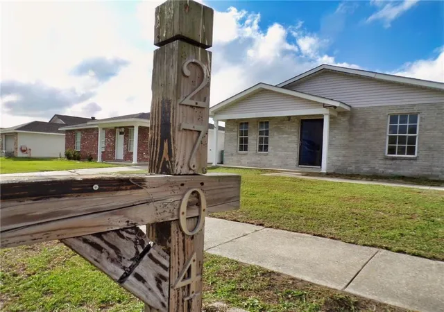 Homes for sale in Marrero, LA | 2704 Bayou Vista Dr, Marrero, LA 70072 | MLS# 2556570