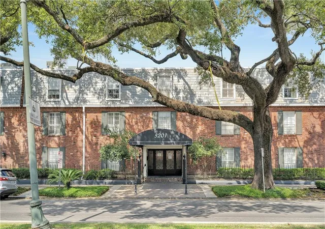 2nd image of 3201St St Charles Ave, New Orleans, LA 70115