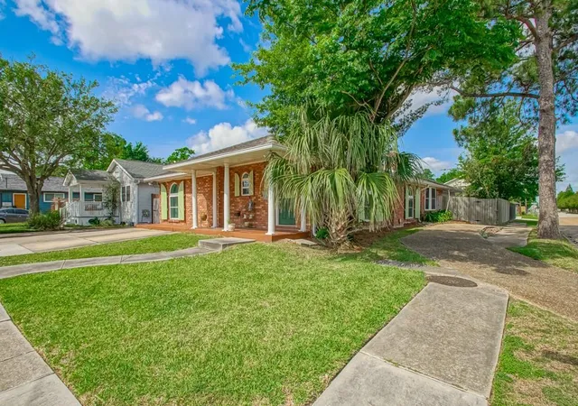 Homes for sale in Metairie, LA | 908 Division St, Metairie, LA 70001 | MLS# 2555640