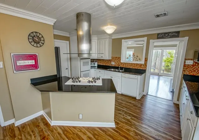 Homes for sale in Metairie, LA | 908 Division St, Metairie, LA 70001 | MLS# 2555640