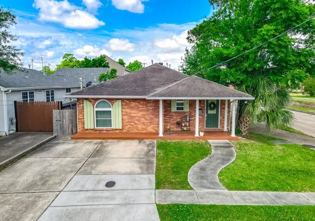 Homes for sale in Metairie, LA | 908 Division St, Metairie, LA 70001 | MLS# 2555640