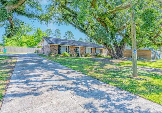 Photo 2 of Single family home for sale at 380 E Ash St, Ponchatoula, LA 70454 | MLS# 2556952 | Listing updated on 2026-05-07