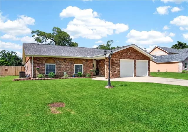 Homes for sale in Westwego, LA | 10149 N Kelly Ln, Westwego, LA 70094 | MLS# 2557434