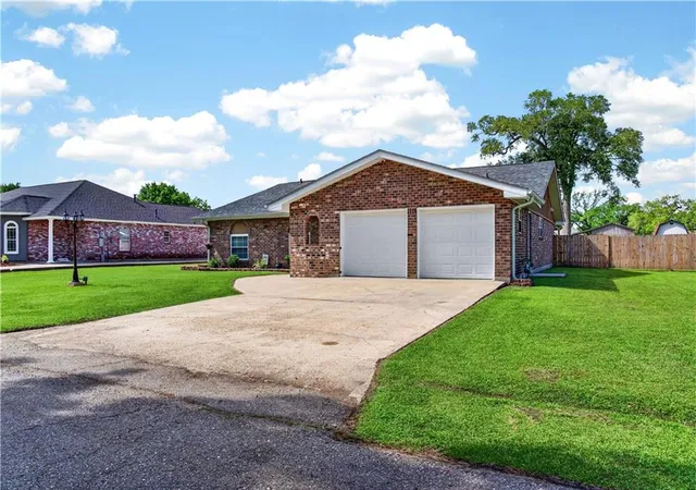 Homes for sale in Westwego, LA | 10149 N Kelly Ln, Westwego, LA 70094 | MLS# 2557434