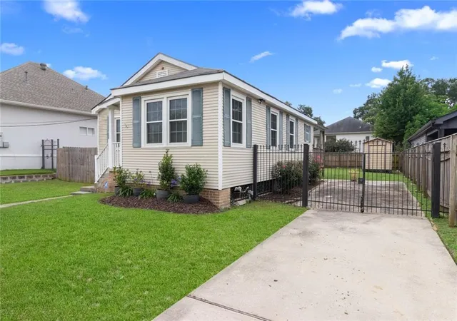 2nd image of 1532 Crescent Dr, New Orleans, LA 70122 | MLS# 2557431