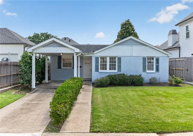 Homes for sale in Metairie, LA | 1321 Lakeshore Dr, Metairie, LA 70005 | MLS# 2557791